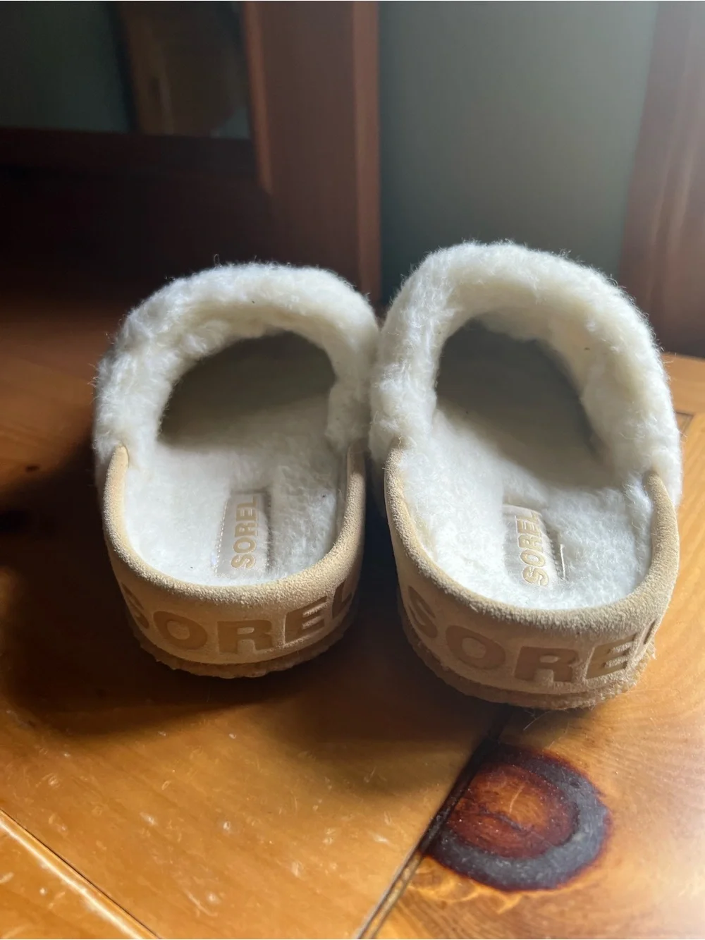 Sorel Kids Cream Holographic Fur-Trim Slippers in Size 4.  Like brand new!
